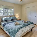 Pet Friendly Mariposa Retreat With Spacious Patio!